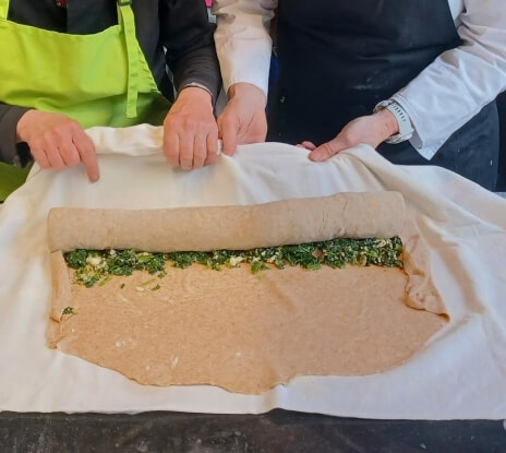 Samen wrap rollen tijdens kookworkshop
