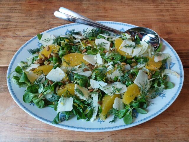 Foto van salade met venkel, veldsla en sinaasappel bij recept Foto van salade met venkel, veldsla en sinaasappel bij recept